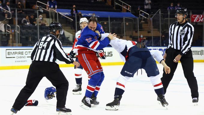 V prvních pěti minutách zápasu se hokejisté Rangers a Capitals porvali hned šestkrát.