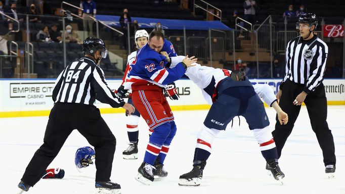 Anthony Bitetto z Rangers se porval s Michaelem Rafflem.