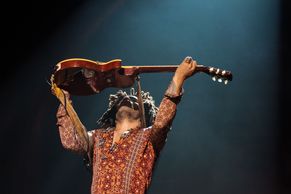 Recenze: Lenny Kravitz v Praze upřednostnil rock před ploužáky, jeho kapela by rozhýbala i mrtvého