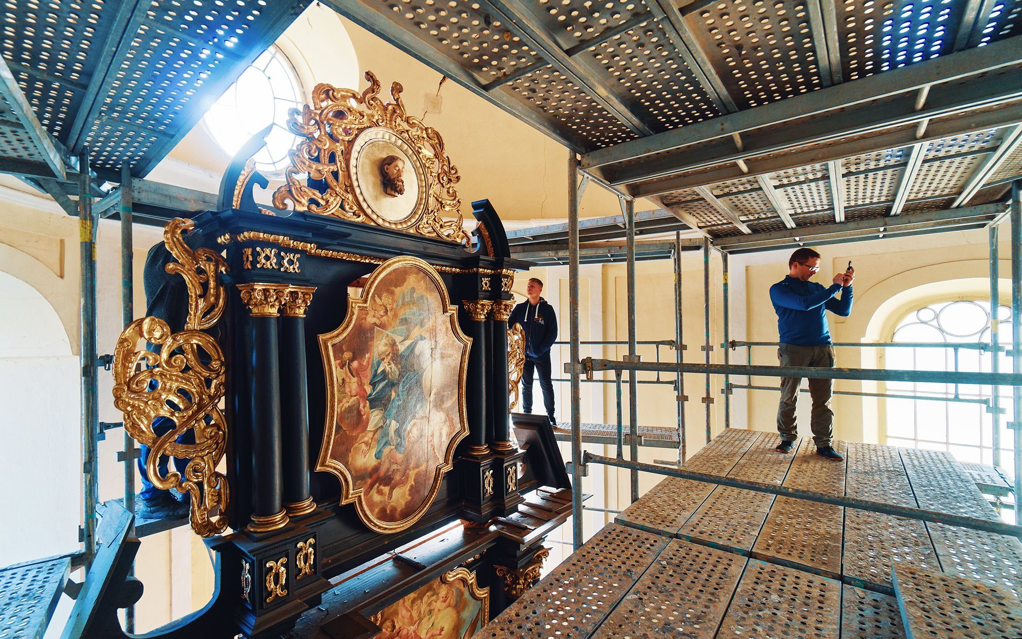 Rozebírání oltáře v kostele sv. Janů v Opavě před opravou popraskané klenby, květen 2023