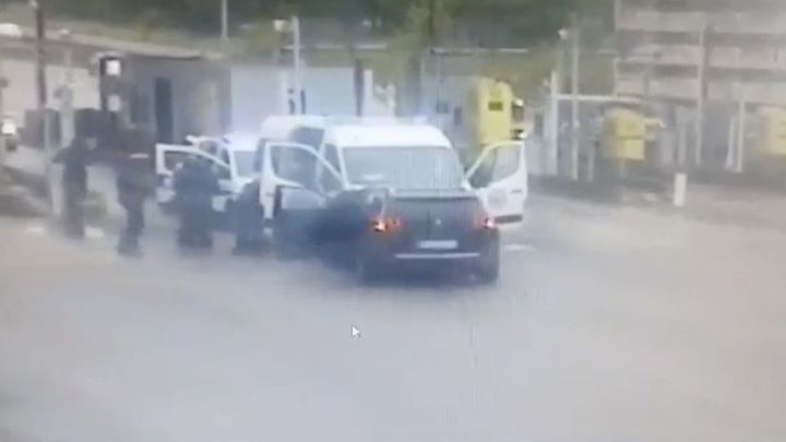 Stovky policistů ve Francii dál pátrají po uprchlém trestanci. Přepadl vězeňský vůz