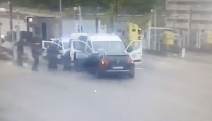 Policisté ve Francii pátrají po uprchlém vězni. Snímek zachycuje přepadení vězeňského vozu, po kterém trestanec uprchl.