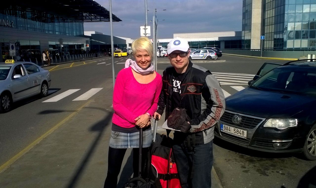 Lukáš Konečný s manželkou Jarkou na letišti Václava Havla před odletem do USA