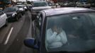 A woman covers her face in frustration while waiting for hours in line to get fuel outside at a gas station in the New York City borough of Queens on November 1, 2012. A fuel supply crisis stalling the New York City area's recovery from Hurricane Sandy and reviving memories of the 1970s gasoline shortages stem from multiple factors, ranging from flooding to power outages to a diesel spill. REUTERS/Adrees Latif (UNITED STATES - Tags: DISASTER ENVIRONMENT ENERGY TPX IMAGES OF THE DAY) Published: Lis. 1, 2012, 8:56 odp.