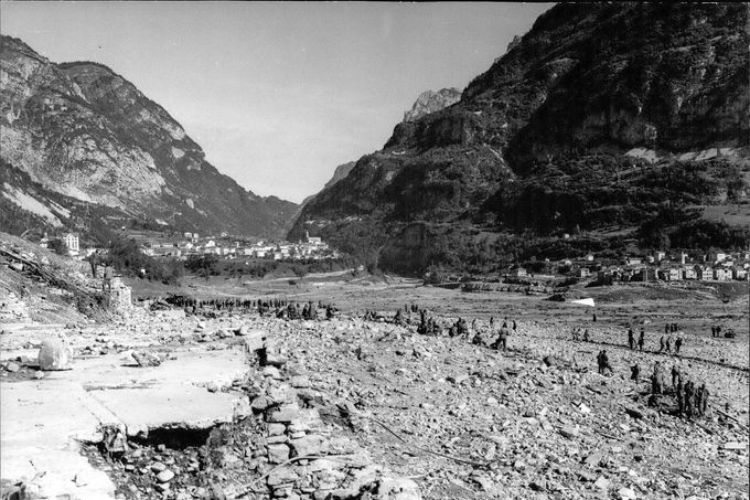 Pohled od trosek kostela v Longarone. V pozadí jsou vidět pracující záchranáři (10. října 1963).