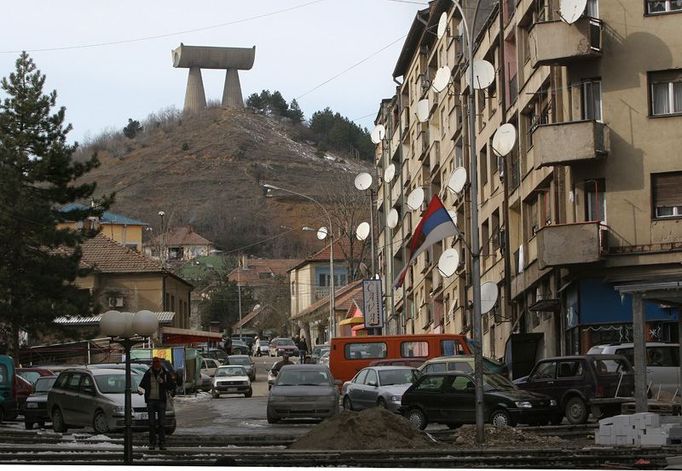 Nazpět do nedávné historie. Socialistický památník z betonu na počest partyzánů na kopci nad srbskou částí Kosovské Mitrovice.