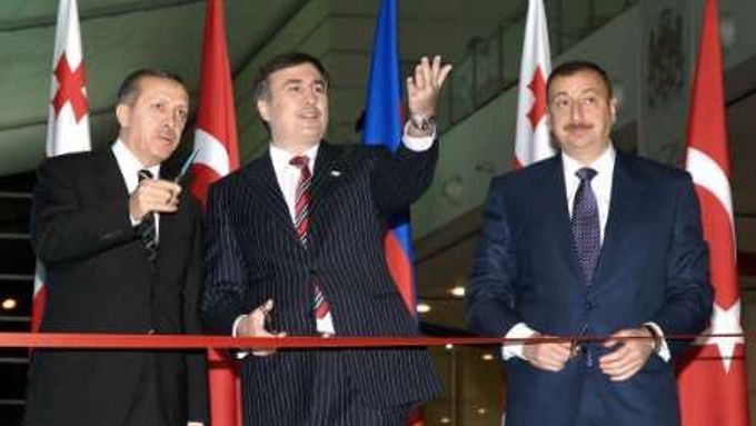 Železnice bude! Zleva: Recep Erdogan, Michail Saakašvili a Ilcham Alijev.