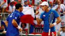 Radek Štěpánek a Tomáš Berdych se hecují ve čtyřhře utkánív Daviscupu v Chorvatsku.