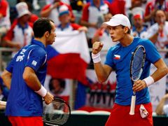 Radek Štěpánek a Tomáš Berdych se hecují ve čtyřhře utkánív Daviscupu v Chorvatsku.