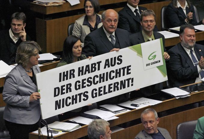 "Z historie jste se nic nenaučili," hlásá transparent rakouských zelených