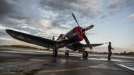 Vought F4U-4 Corsair s jeho pilotem.