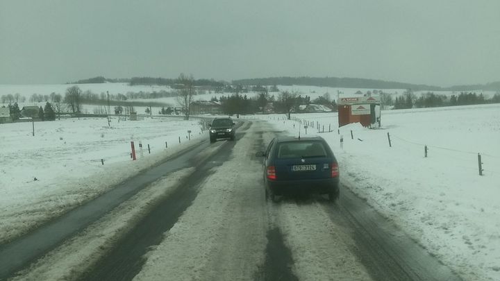 V noci po Česku sněžilo, na silnicích hrozí náledí. "Buďte opatrní," radí silničáři; Zdroj foto: Aktuálně.cz