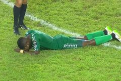 Video: Fotbalisté se na africkém šampionátu hroutili k zemi. Slzným plynem je otrávila policie