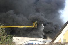 Boj s požárem chemičky pokračuje, budovy čeká demolice