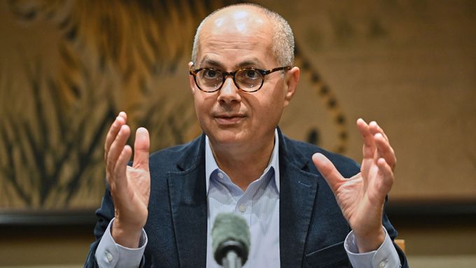 Omar Yaghi, profesor Kalifornské univerzity v Berkeley, letošní laureát Nobelovy ceny za chemii; 8. října 2025 v Bruselu.