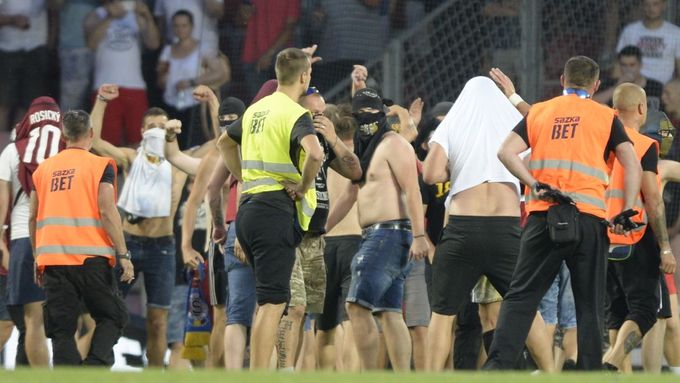 Fanoušci Sparty vnikli na hřiště v zápase Evropské ligy Sparta - Subotica