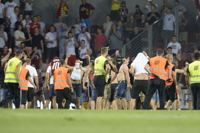 Fanoušci Sparty vnikli na hřiště v zápase Evropské ligy Sparta - Subotica