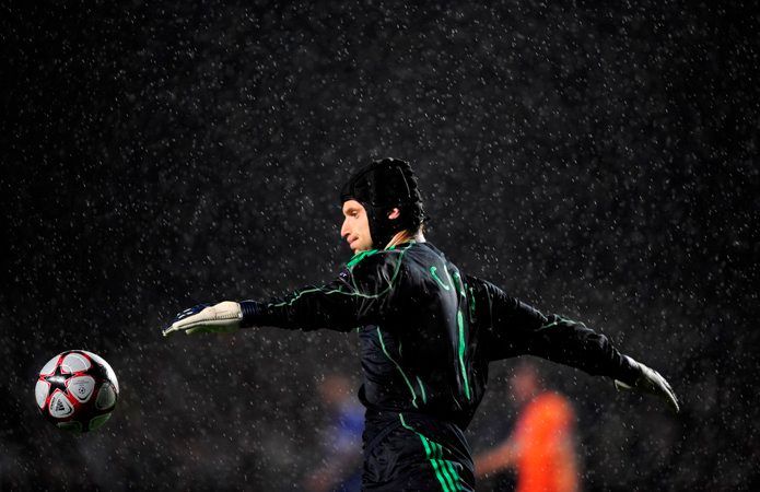 Petr Čech (Chelsea) se musel vyrovnat s hustým deštěm v utkání Ligy mistrů s Portem