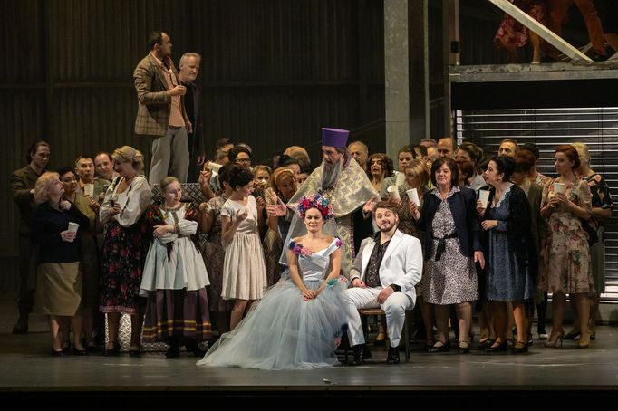 Alžběta Poláčková jako Katěrina Izmajlova, Ivo Hrachovec v roli kněze a Denys Pivnickij coby Sergej.