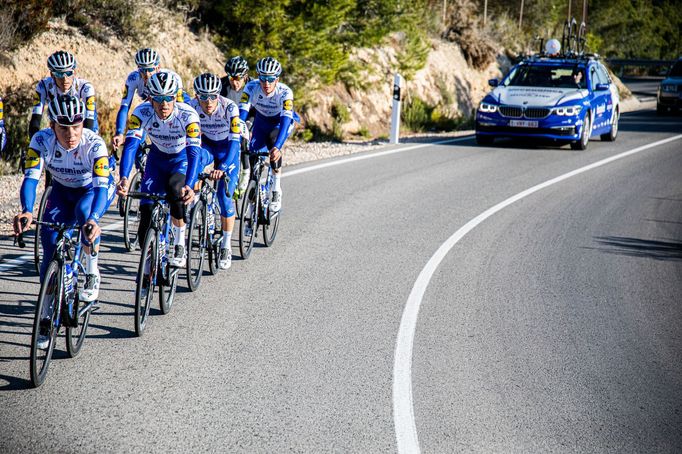 Cyklistický tým Deceuninck - Quick-Step na kempu ve Španělsku.