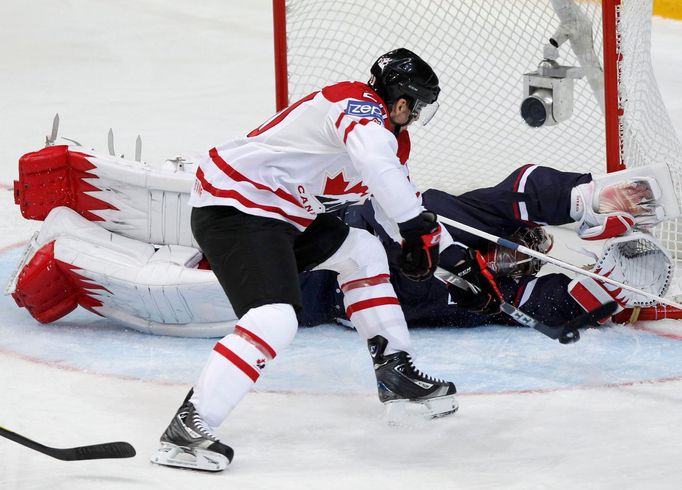 John Tavares útočí na Jimmy Howarda v utkání MS v hokeji 2012 USA - Kanada.