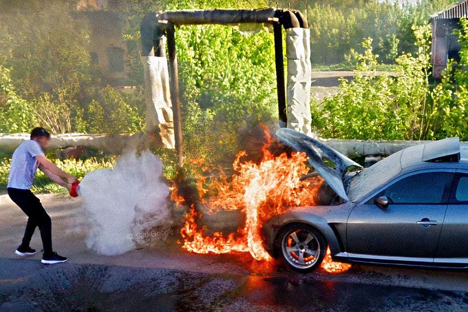 Hašení hořícího auta