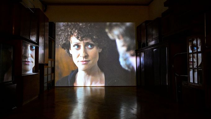Na snímku z výstavy Myslet filmem je projekce filmu Odlesk od Jána Mančušky z roku 2009.
