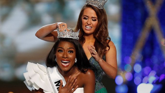 Nová Miss America zvítězila v soutěži krásy bez promenády v plavkách