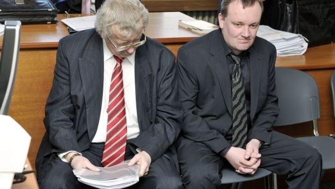 Josef Knotek (vlevo) u soudu.