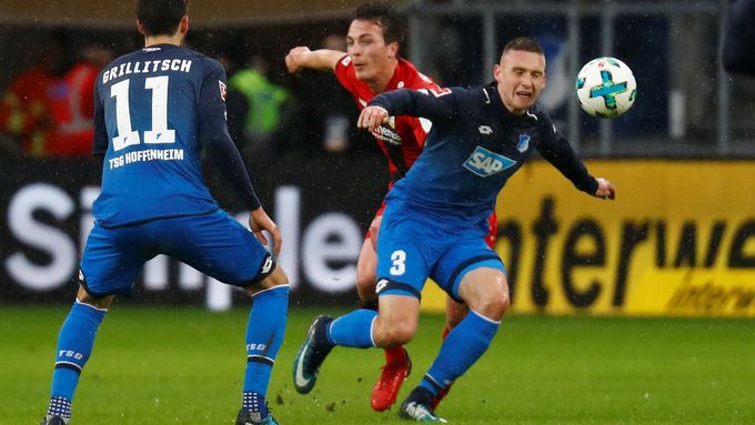 Pavel Kadeřábek měl k míči blíž než Julian Baumgartlinger z Leverkusenu, výhru si ale nakonec připsal Bayer