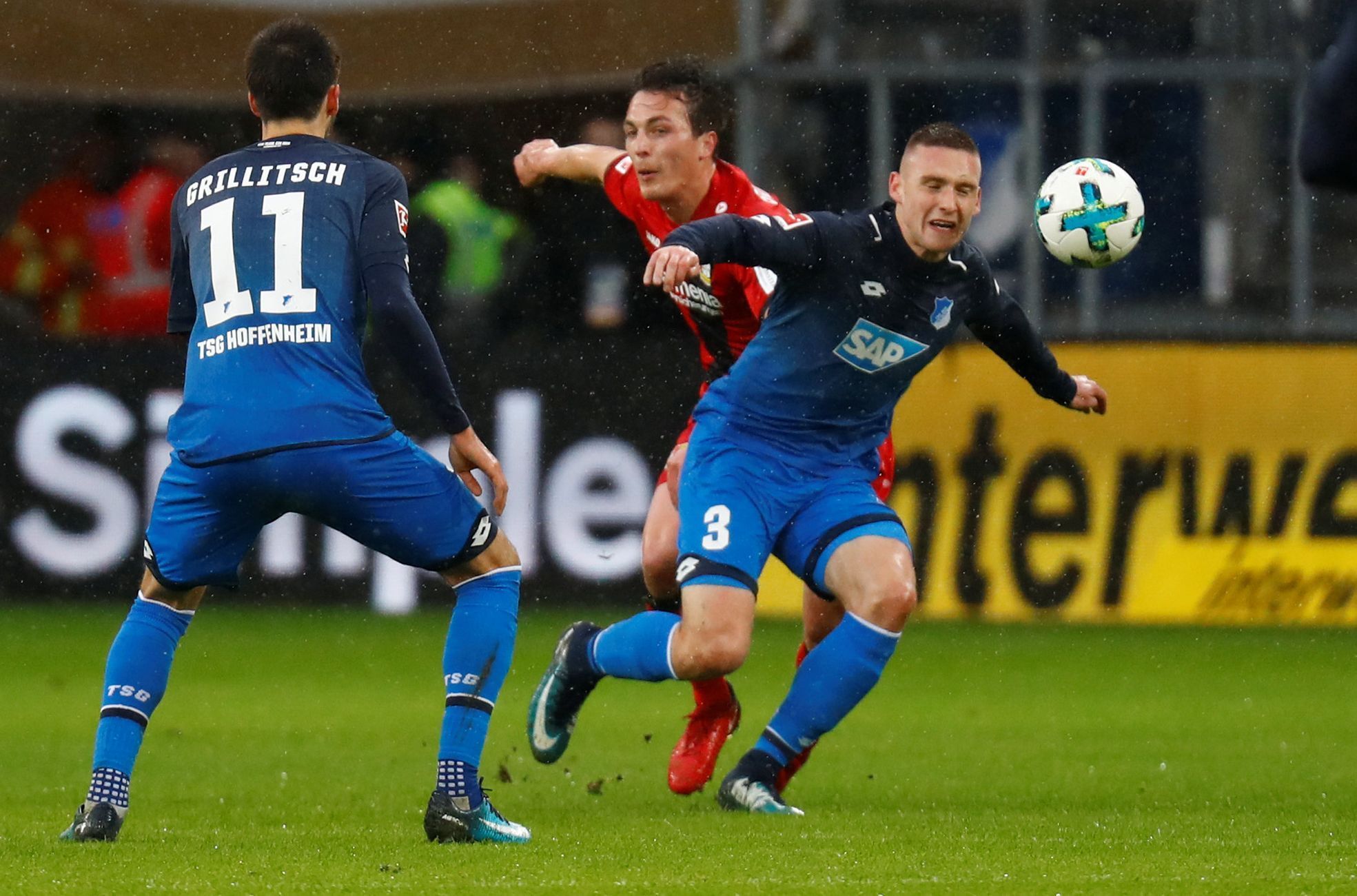 Pavel Kadeřábek měl k míči blíž než Julian Baumgartlinger z Leverkusenu, výhru si ale nakonec připsal Bayer