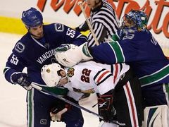 Někdy se do souboje zapojí brankář jako v tomto případě Luongo