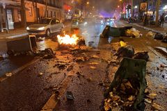 Drama ve Francii. Policie zatkla 300 lidí na protestech proti Macronově reformě