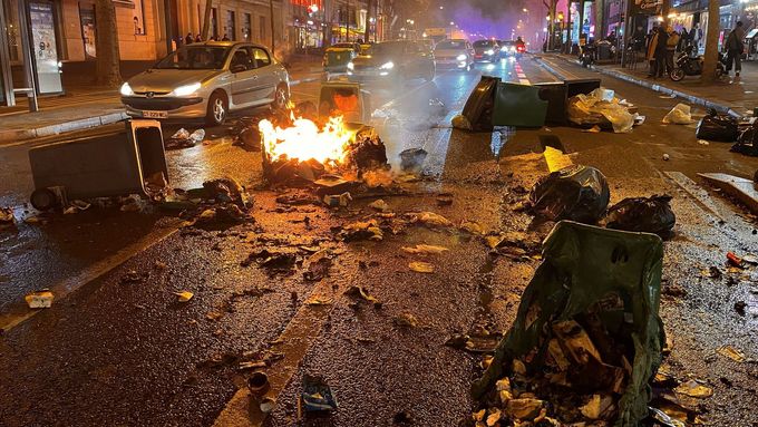 Ulice v Paříži během protestu proti vládě. Na několika místech hořely odpadky, které kvůli stávce nikdo neuklízí.