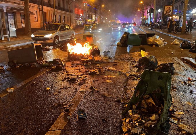 Ulice v Paříži během protestu proti vládě. Na několika místech hořely odpadky, které kvůli stávce nikdo neuklízí.