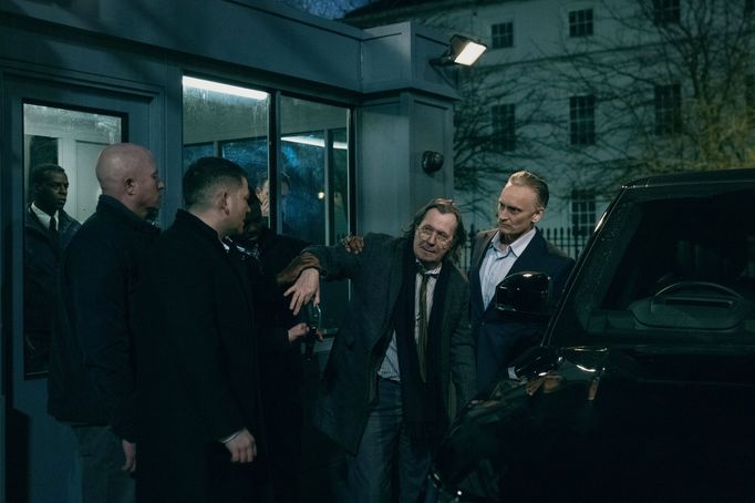 Vpravo jsou Gary Oldman jako Jackson a Chris Reilly coby Nick.