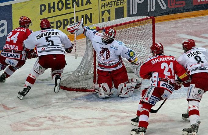 HC SLavia Praha - HC Oceláři Třinec během utkání play off.