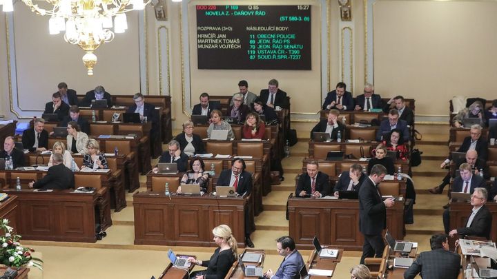 Poslanci odsoudili násilí v Bělorusku, ale odmítli pomoc studentům i kritiku voleb