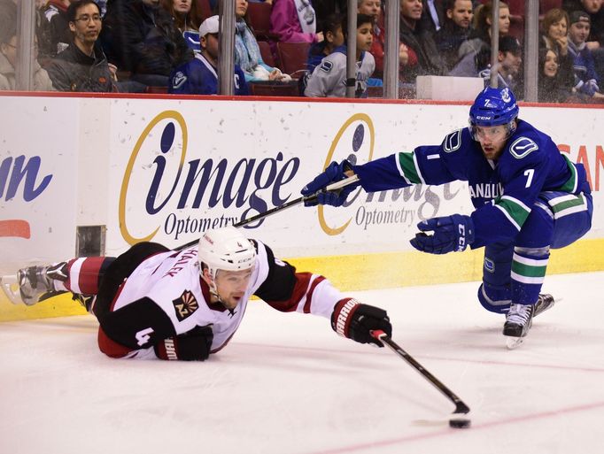 NHL: Arizona Coyotes vs. Vancouver Canucks (Zbyněk Michálek, Linden Vey)