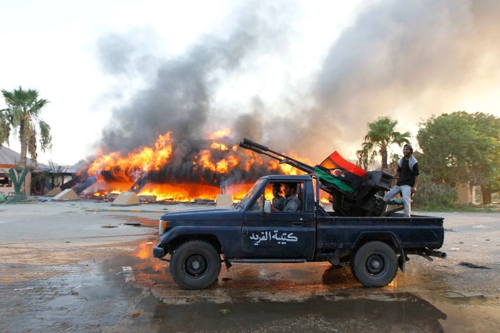 Libye - Tripolis, rebelové v dobyté Báb-al-Azízíji