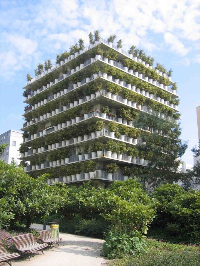 Edouard Francois /Tower Flower, Paris  ...Bambusové rostliny na tomto činžovním domě jsou vyživovány a zalévány automaticky z trubky, která je součástí zábradlí každého podlaží.