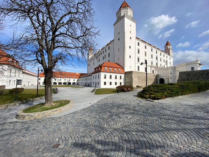 Prázdné ulice jsou také ve slovenském hlavním městě. Okolo Bratislavského hradu se takřka nikdo nepohybuje.