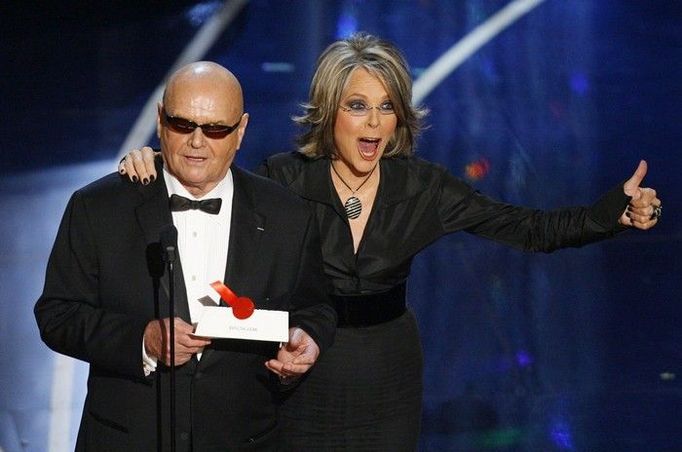 Jack Nicholson a Diane Keatonová na udílení Oscarů.