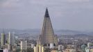 NEJOŠKLIVĚJŠÍ: Ryugyong Hotel - Severní Korea Podle nejrůznějších průzkumů a anket, které provedly cestovatelské i realitní časopisy, patří skutečně tento hotel k nejošklivějším na světě. Pohled na šedou betonovou 105 podlažní budovu, tyčící se do výšky 330 metrů nad hlavní město Pchjongjang, není příliš lákavý. Hotel se zatím nepodařilo zcela dostavět.