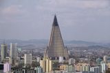 NEJOŠKLIVĚJŠÍ: Ryugyong Hotel - Severní Korea Podle nejrůznějších průzkumů a anket, které provedly cestovatelské i realitní časopisy, patří skutečně tento hotel k nejošklivějším na světě. Pohled na šedou betonovou 105 podlažní budovu, tyčící se do výšky 330 metrů nad hlavní město Pchjongjang, není příliš lákavý. Hotel se zatím nepodařilo zcela dostavět.