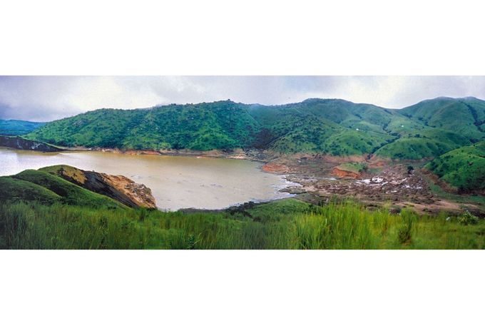 Jezero Nyos v Kamerunu, 29. srpna 1986. Snímek ukazuje stav osm dní po limnické erupci, která zbarvila vodu do ruda a usmrtila 1 746 lidí.