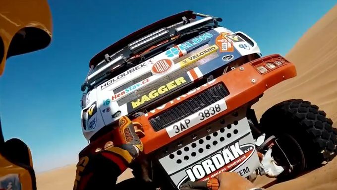 Martin Šoltys z týmu Buggyra Racing pomohl Martinovi Macíkovi z Big Shock Racing, který uvízl na vrcholu duny během osmé etapy Rallye Dakar.