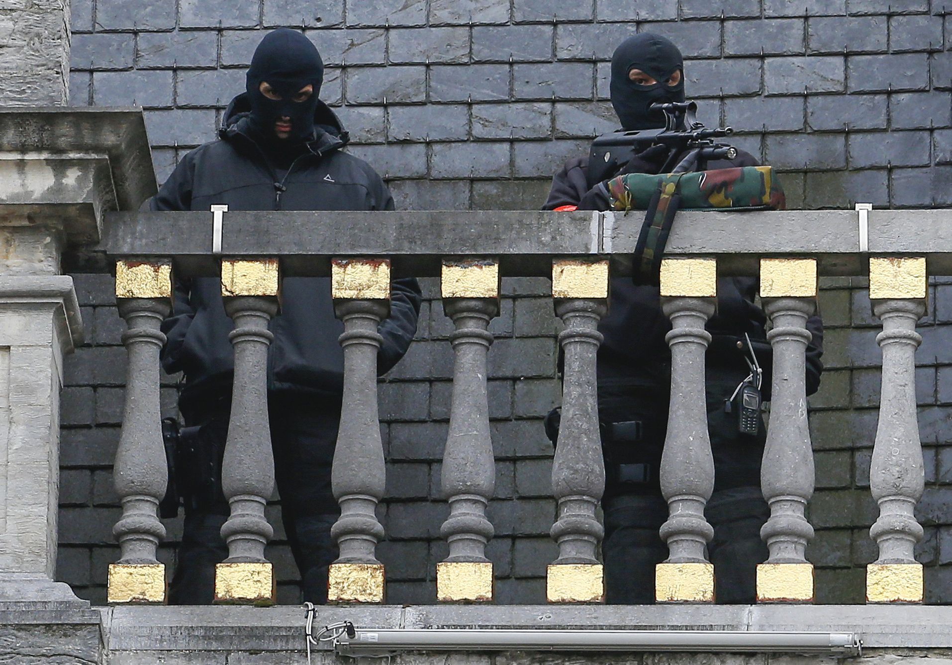 Odstřelovač belgických speciálních sil hlídá z balkónu centrum Bruselu.