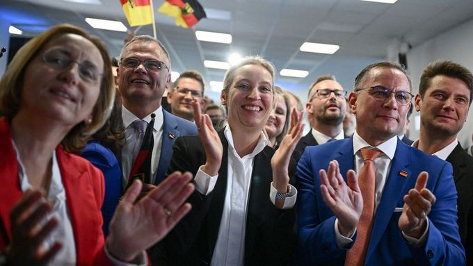 Spolupředsedové AfD Alice Weidelová a Tino Chrupalla oslavují druhé místo, na východě země se dokonce stali nejsilnější stranou.