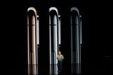Apple na své prezentaci představil trojici nových mobilních telefonů a novou řadu chytrých hodinek. Design telefonů je téměř identický s iPhonem X, k dispozici je ale nová zlatá barva a změnily se i vnitřní parametry - telefony vydrží ponor do hloubky až 2 metry nebo polití pivem a dalšími tekutinami.